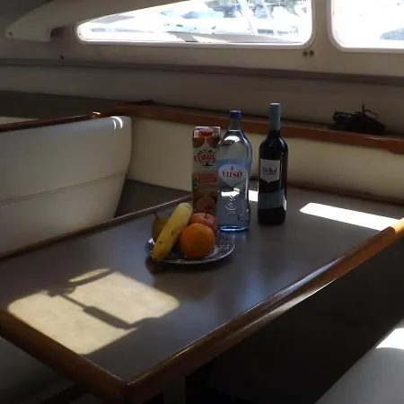 Antares Sleeping Boat Båthotell