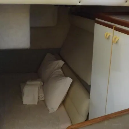 Antares Sleeping Boat Båthotell *