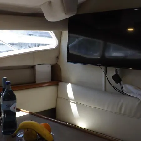 Antares Sleeping Boat Båthotell *